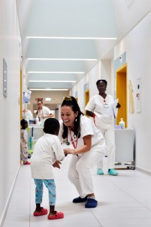 Children's Surgical Hospital. Sub-intensive unit, corridor. Carola Buscemi, pediatrician, with a patient. Entebbe, Uganda, 2023