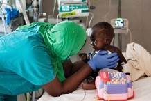 Children's Surgical Hospital, intensive care. Priscilla Charles, F, 8 months old, underwent colonostomy and exploratory laparotomy for suspected Hirschsprung's disease. She suffers from acute malnutrition. Beneficiary of the Regional Programme, she is from Burundi. Entebbe, Uganda, 2023