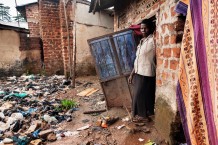 Shakila, 37 years old, in the house where she has lived for 12 years with 5 children. She washes clothes and carries water to maintain them. Katoogo, Kampala, Uganda, 2023